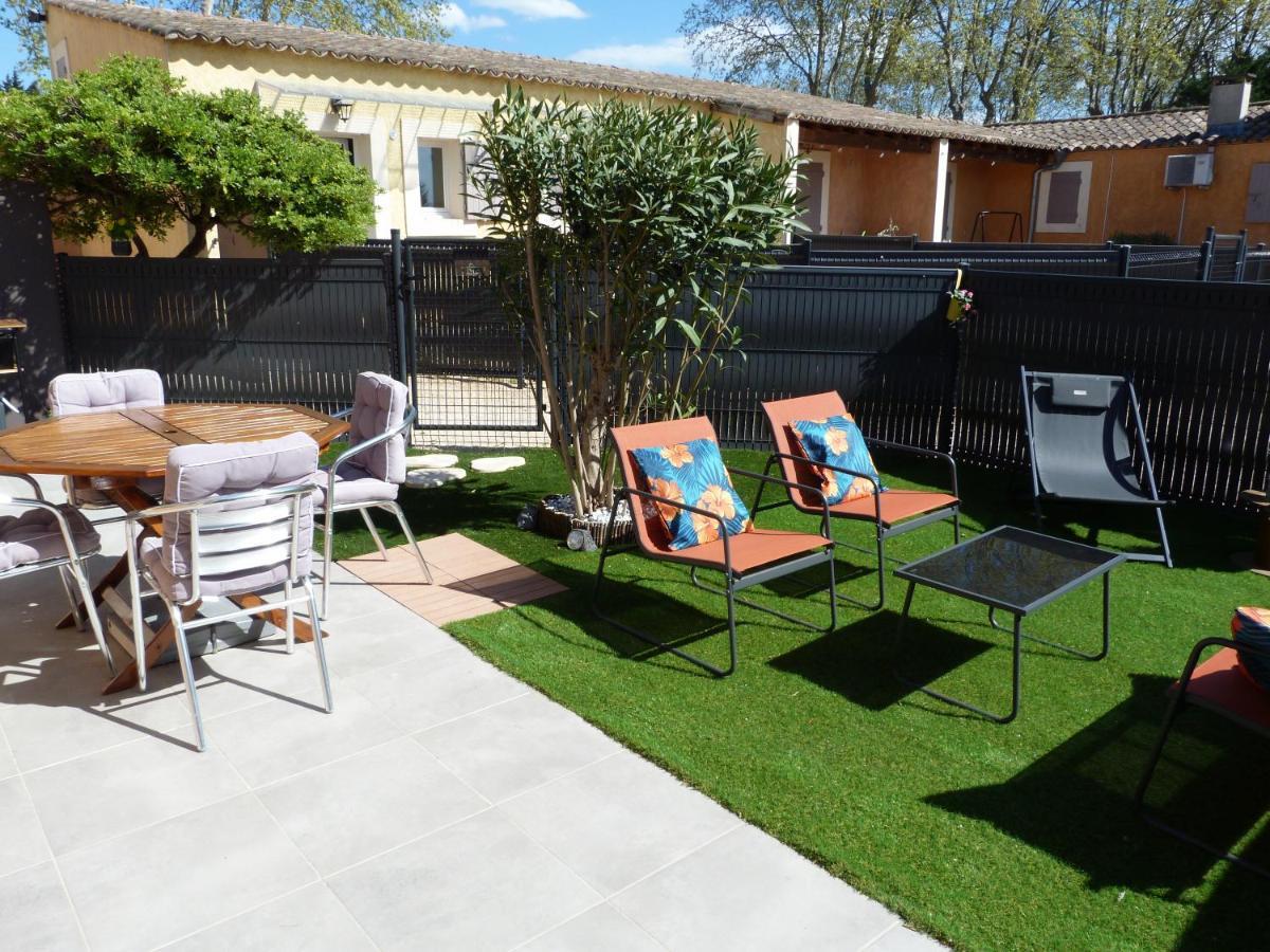Appart Cosy Avec Son Exterieur Chaleureux,Piscine Et Parking Prive Fontvieille Exterior foto